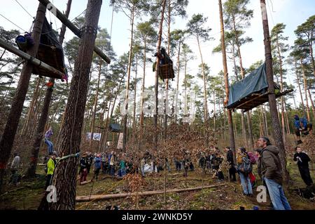 DAS Protestcamp von Umweltaktivisten in Grünheide richtet sich gegen die Erweiterungspläne des Tesla-Werks. Die Aktivisten werfen Tesla vor, Umweltverstöße zu begehen, Trinkwasser zu gefährden und Abwasser-Grenzwerten zu überschreiten. Seit Donnerstag halten die Aktivisten einen Teil des Landeswaldes besetzt, den Tesla im Falle einer Erweiterung Seines Geländes roden Will. SIE haben um die zehn Baumhäuser in mehreren Metern Höhe errichtet und kündigten an, möglichst lange ausharren zu wollen. Auch die Bürgerinitiative Grünheide spricht sich gegen die Erweiterungspläne aus und zeigt sich mit de Foto Stock