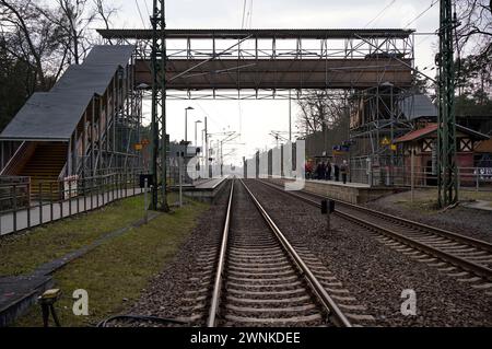 Der Bahnhof Fangschleuse mit behelfsmäßiger Fußgängerbrücke. DAS Protestcamp von Umweltaktivisten in Grünheide richtet sich gegen die Erweiterungspläne des Tesla-Werks. Die Aktivisten werfen Tesla vor, Umweltverstöße zu begehen, Trinkwasser zu gefährden und Abwasser-Grenzwerten zu überschreiten. Seit Donnerstag halten die Aktivisten einen Teil des Landeswaldes besetzt, den Tesla im Falle einer Erweiterung Seines Geländes roden Will. SIE haben um die zehn Baumhäuser in mehreren Metern Höhe errichtet und kündigten an, möglichst lange ausharren zu wollen. Auch die Bürgerinitiative Grünheide spric Foto Stock