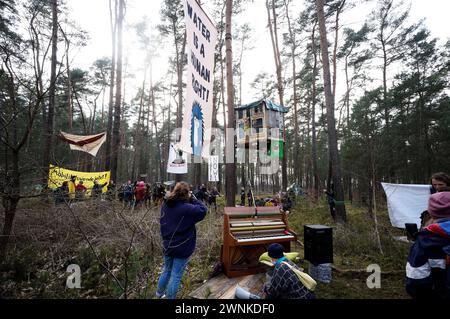 DAS Protestcamp von Umweltaktivisten in Grünheide richtet sich gegen die Erweiterungspläne des Tesla-Werks. Die Aktivisten werfen Tesla vor, Umweltverstöße zu begehen, Trinkwasser zu gefährden und Abwasser-Grenzwerten zu überschreiten. Seit Donnerstag halten die Aktivisten einen Teil des Landeswaldes besetzt, den Tesla im Falle einer Erweiterung Seines Geländes roden Will. SIE haben um die zehn Baumhäuser in mehreren Metern Höhe errichtet und kündigten an, möglichst lange ausharren zu wollen. Auch die Bürgerinitiative Grünheide spricht sich gegen die Erweiterungspläne aus und zeigt sich mit de Foto Stock