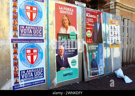 Abruzzo, Italia: Manifesti elettorali per le ELEZIONI regionali IN ABRUZZO del 10 marzo 2024 - candidati e simboli dei partiti politici Foto Stock