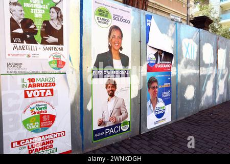 Abruzzo, Italia: Manifesti elettorali per le ELEZIONI regionali IN ABRUZZO del 10 marzo 2024 - candidati e simboli dei partiti politici Foto Stock