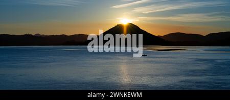 Tramonto dal villaggio di pescatori di Santoña nel Parco naturale di Marismas de Santoña, Victoria y Joyel. Mare Cantabrico. Santoña, Cantabria, Spagna, Europ Foto Stock