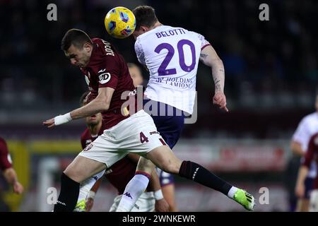 Torino, Italia. 2 marzo 2024. Alessandro Buongiorno del Torino FC (L) e Andrea Belotti dell'ACF Fiorentina (R) combattono per il pallone durante la partita di serie A tra Torino FC e ACF Fiorentina allo Stadio Olimpico il 2 marzo 2024 a Torino. Crediti: Marco Canoniero/Alamy Live News Foto Stock