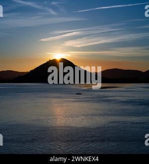 Tramonto dal villaggio di pescatori di Santoña nel Parco naturale di Marismas de Santoña, Victoria y Joyel. Mare Cantabrico. Santoña, Cantabria, Spagna, Europ Foto Stock