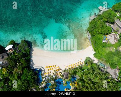 Il sole si riflette sulle acque turchesi e sulla sabbia bianca nei resort sulla spiaggia. Boracay, Filippine. Foto Stock