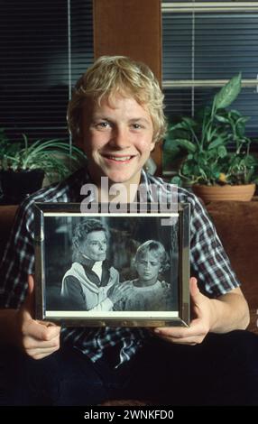 Un ritratto in posa dell'attore adolescente Dog McKeon che è meglio conosciuto per il suo ruolo nel film "On Golden Pond". Fotografato nella sua casa nel 1982 all'età di 16 anni. Ha ancora in mano un film di se stesso e Katharine Hepburn di quel film. Foto Stock