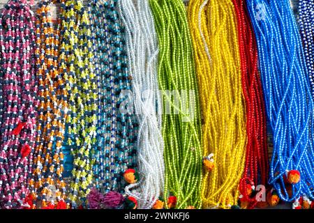 Visualizzazione di collane con perline in colori vivaci e vivaci. Foto Stock