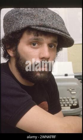 Una foto del compianto Miguel Piniero, drammaturgo, attore, poeta, attivista ed ex-truffatore. Nel suo studio di casa, nel 1977, nell'Upper West Side di Manhattan. Foto Stock