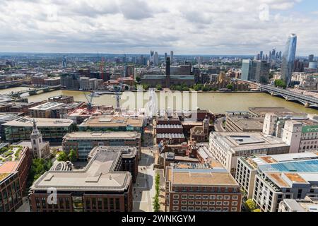 Vista grandangolare da St Paul, guardando verso la Tate Modern, il Millennium Bridge e il fiume Tamigi. Foto Stock