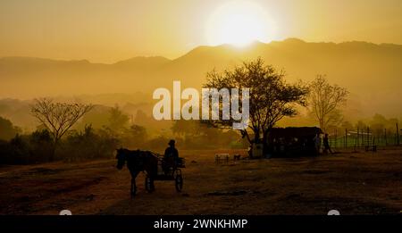 Quezon City, Filippine. 3 marzo 2024. Panorama all'alba a Sitio Bakal, Brgy. Bagong Silangan, Quezon City (foto di EDD Castro/Pacific Press) crediti: Pacific Press Media Production Corp./Alamy Live News Foto Stock