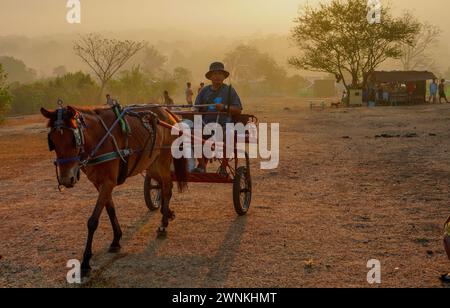 Quezon City, Filippine. 3 marzo 2024. Panorama all'alba a Sitio Bakal, Brgy. Bagong Silangan, Quezon City (foto di EDD Castro/Pacific Press) crediti: Pacific Press Media Production Corp./Alamy Live News Foto Stock