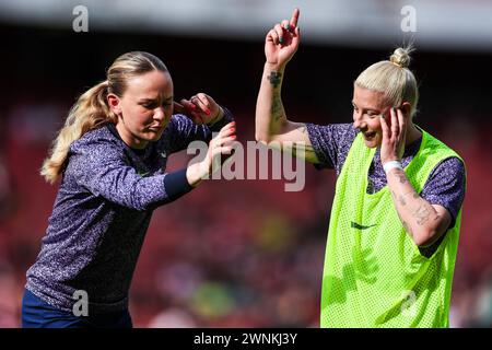 Londra, Regno Unito. 3 marzo 2024. Il Tottenham Hotspur's Bethany England (a destra) reagisce prima del calcio d'inizio durante la partita Arsenal Women vs Tottenham Hotspur Women's Super League all'Emirates Stadium, Londra, Inghilterra, Regno Unito il 3 marzo 2024 Credit: Every Second Media/Alamy Live News Foto Stock