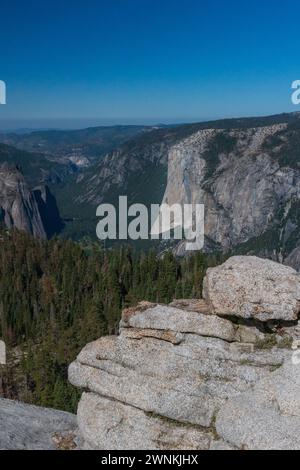Vista distante di El Capitan dall'altra parte della valle sul Sentinel Dome, Yosemite National Park, California, USA. Foto Stock