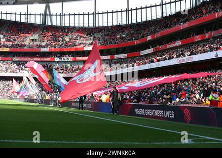 Emirates Stadium, Londra, Regno Unito. 3 marzo 2024. Super League femminile, Arsenal contro Tottenham Hotspur; le bandiere giganti vengono sventolate in tribuna mentre i giocatori escono per il calcio d'inizio. Credito: Action Plus Sports/Alamy Live News Foto Stock