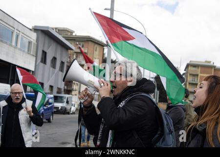 Viterbo, Italia. 2 marzo 2024. Movimenti e attivisti stanno protestando in tutta Italia contro l'attacco di Israele alla popolazione palestinese in coda per il cibo. Le manifestazioni sono concentrate al di fuori di aziende che esportano armi e finanziano la guerra. Burger King è stato colpito ed è stato costretto a chiudere (Credit Image: © Elisa Bianchini/Pacific Press via ZUMA Press Wire) SOLO USO EDITORIALE! Non per USO commerciale! Foto Stock