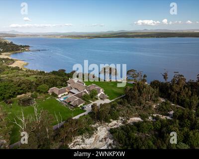 Ottobre nella laguna del fiume Hermanus Klein, Kleinriversvlei, Sudafrica. Foto del drone aereo. Foto Stock