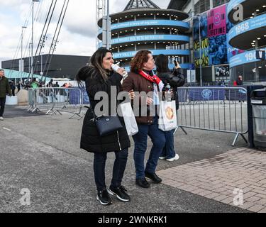 Tifosi in arrivo durante la partita di Premier League Manchester City vs Manchester United all'Etihad Stadium, Manchester, Regno Unito, 3 marzo 2024 (foto di Mark Cosgrove/News Images) Foto Stock