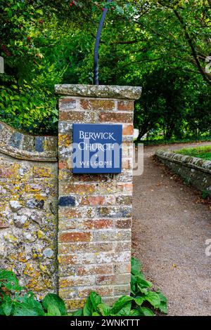 Cartello d'ingresso alla Berwick Church (St Michael & All Angels Church), Berwick, Polegate, East Sussex, Inghilterra, decorato dagli artisti del Bloomsbury Group Foto Stock