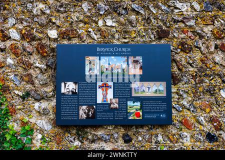 Cartello con informazioni su Berwick Church (St Michael & All Angels), Berwick, Polegate, East Sussex, Inghilterra, decorato dagli artisti del Bloomsbury Group Foto Stock