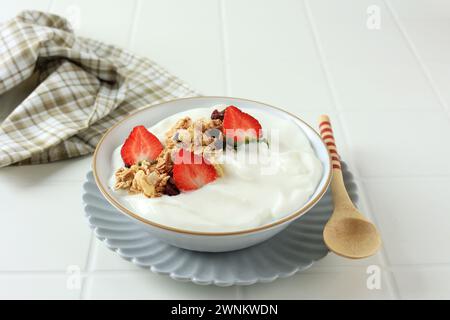 Yogurt greco con condimento alla fragola e alla Granola Foto Stock