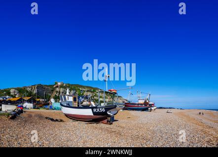 Piccole barche da pesca in legno tradizionali e spiaggiate sulla spiaggia di Hastings, East Sussex, Inghilterra Foto Stock
