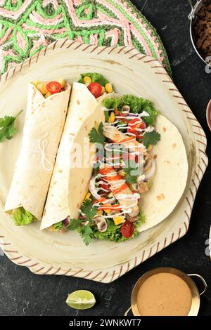 Fajitas di pollo con funghi alla griglia, cipolle, mais, coriandolo, pomodoro, e pollo arrosto. Servire con tortillas di farina Foto Stock