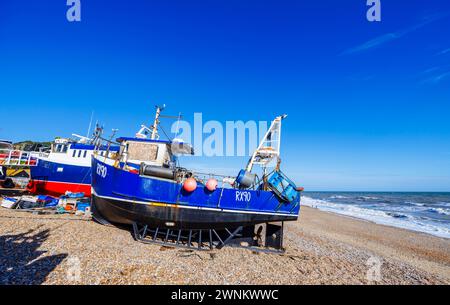 Le tradizionali piccole barche da pesca in legno della flotta di pescatori di Hastings Land sono state trasportate su Shingle Stade Beach a Hastings, nell'East Sussex Foto Stock