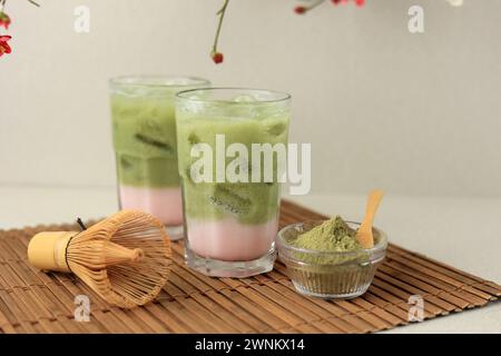 Tè verde Sakura freddo, latte di ghiaccio Matcha Foto Stock
