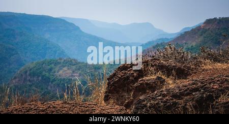 Catena montuosa dei Ghats occidentali Maharashtra, India. I Ghati occidentali corrono parallelamente alla costa occidentale dell'India. I Ghati occidentali sono noti anche come Sahyadr Foto Stock