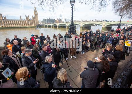 Londra, Inghilterra, Regno Unito. 3 marzo 2024. Le persone si riuniscono lungo il Covid Memorial Wall sul Tamigi Path a Westminster durante la giornata nazionale della riflessione, in onore di coloro che sono morti per Covid-19. Ogni cuore dipinto a mano sul muro rappresenta una vita persa per Covid-19 nel Regno Unito (Credit Image: © Tayfun Salci/ZUMA Press Wire) SOLO PER USO EDITORIALE! Non per USO commerciale! Crediti: ZUMA Press, Inc./Alamy Live News Foto Stock