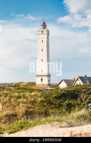 Faro tra le dune di sabbia sulla spiaggia di Blavand, Jutland Danimarca Europa Foto Stock