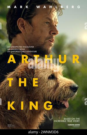 Arthur the King (2024) diretto da Simon Cellan Jones e interpretato da Mark Wahlberg, Nathalie Emmanuel e Simu Liu. Adattamento delle memorie di Mikael Lindnord su un cane randagio che si unisce a una squadra durante un'epica gara di resistenza in Ecuador. Poster US Advance ***SOLO PER USO EDITORIALE***. Credito: BFA / Lionsgate Foto Stock