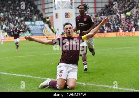 Tynecastle Park. Edinburgh.Scotland.UK.3 marzo 24 Cinch Premiership Match Hearts vs Celtic . Lawrence Shankland di Hearts celebra il suo obiettivo. Crediti: eric mccowat/Alamy Live News Foto Stock