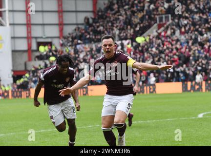 Tynecastle Park. Edinburgh.Scotland.UK.3 marzo 24 Cinch Premiership Match Hearts vs Celtic . Lawrence Shankland di Hearts celebra il suo obiettivo. Crediti: eric mccowat/Alamy Live News Foto Stock