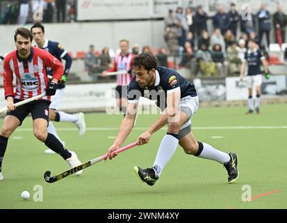 Bruxelles, Belgio. 3 marzo 2024. Charles Masson di Gantoise combatte per la palla durante una partita di hockey tra il Royal Leopold Club e Gantoise, domenica 03 marzo 2024, a Uccle/ Ukkel, Bruxelles, il giorno 14 del campionato belga di hockey di prima divisione. BELGA FOTO JOHN THYS credito: Belga News Agency/Alamy Live News Foto Stock