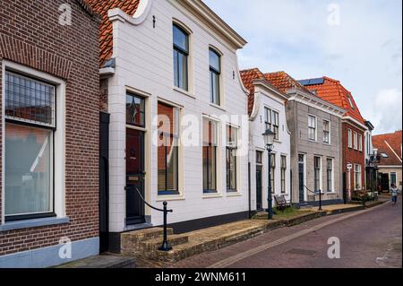 Tradizionale fila olandese di edifici su una strada acciottolata, Den Burg, Texel, Noord-Holland, Paesi Bassi Foto Stock