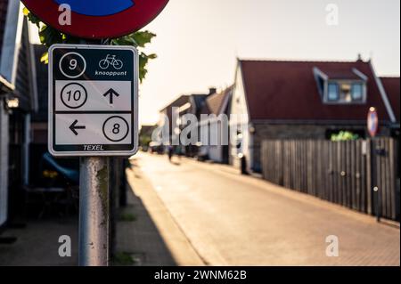 Un cartello per le piste ciclabili indica la direzione verso varie destinazioni dell'isola di Texel, Junction, Den Hoorn, Texel, Noord-Holland, paesi Bassi Foto Stock