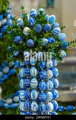 Uova di Pasqua dipinte a mano nei colori bavarese bianco e blu, fontana di Pasqua, Ludwigsbrunnen, mercato di Pasqua, Ingolstadt, alta Baviera, Baviera Foto Stock