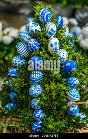 Uova di Pasqua dipinte a mano nei colori bavarese bianco e blu, fontana di Pasqua, Ludwigsbrunnen, mercato di Pasqua, Ingolstadt, alta Baviera, Baviera Foto Stock