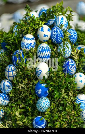 Uova di Pasqua dipinte a mano nei colori bavarese bianco e blu, fontana di Pasqua, Ludwigsbrunnen, mercato di Pasqua, Ingolstadt, alta Baviera, Baviera Foto Stock