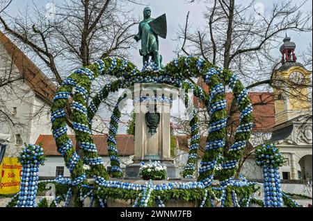 Uova di Pasqua dipinte a mano, fontana di Pasqua decorata, Ludwigsbrunnen con statua dell'imperatore Ludovico IV il bavarese, mercato di Pasqua di fronte Foto Stock