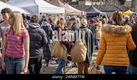 Folle di persone sedute al Frome Independent Sunday Market, Somerset, Regno Unito, il 3 marzo 2024 Foto Stock