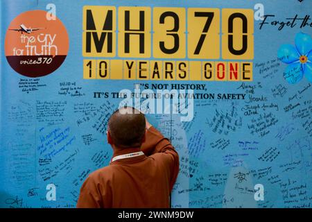 Subang Jaya, Selangor, Malesia. 3 marzo 2024. I visitatori che scrivono un messaggio al Day of Remembrance per MH370 a Subang Jaya, Malesia, 3 marzo 2024.quest'anno hanno segnato il decimo anno del volo MH370, un Boeing 777 che trasportava 239 persone, scomparve dagli schermi radar l'8 marzo 2014, mentre erano in rotta da Kuala Lumpur a Pechino. (Credit Image: © Supian Ahmad/ZUMA Press Wire) SOLO PER USO EDITORIALE! Non per USO commerciale! Crediti: ZUMA Press, Inc./Alamy Live News Foto Stock