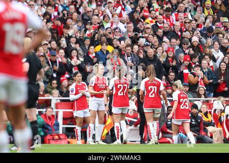 Emirates Stadium, Londra, Regno Unito. 3 marzo 2024. Womens Super League, Arsenal contro Tottenham Hotspur; Un grande applauso e una standing ovation mentre Leah Williamson dell'Arsenal si presenta per Laia Codina. Credito: Action Plus Sports/Alamy Live News Foto Stock