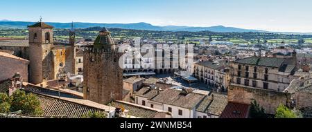 Splendida vista panoramica della città monumentale e medievale di Trujillo a Caceres, Spagna Foto Stock