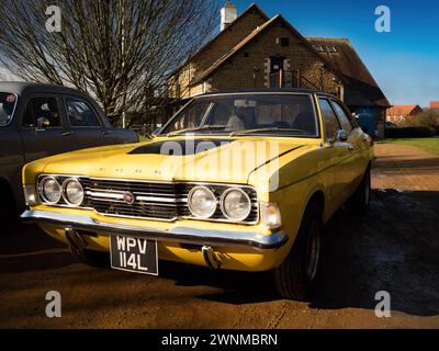 MkIII Ford Cortina 2000GT WPU114L in mostra al Banbury Car & Bike Meet, 3 marzo 2024. Foto Stock