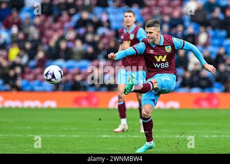 Burnley, Regno Unito. 3 marzo 2024. Jóhann Guðmundsson di Burnley passa la palla durante la partita di Premier League Burnley vs Bournemouth a Turf Moor, Burnley, Regno Unito, 3 marzo 2024 (foto di Cody Froggatt/News Images) a Burnley, Regno Unito, il 3/3/2024. (Foto di Cody Froggatt/News Images/Sipa USA) credito: SIPA USA/Alamy Live News Foto Stock