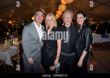 Jan Sosniok, Gesine Lippert, Wolfgang Lippert e Nadine Sosniok bei der Baltic Lights Night 2024 mit Live-Musik, Feuer- und Lichtshow & Biike-Feuer an der Alex Strandbar. Heringsdorf, 02.03.2024 *** Jan Sosniok, Gesine Lippert, Wolfgang Lippert e Nadine Sosniok alla Baltic Lights Night 2024 con musica dal vivo, fuoco e spettacolo di luci Biike Fire all'Alex Strandbar Heringsdorf, 02 03 2024 foto:XF.xKernx/xFuturexImagex baltic night 4328 Foto Stock