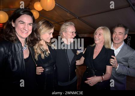 Nadine Sosniok, Nina Ensmann, Wolfgang Lippert, Gesine Lippert e Jan Sosniok bei der Baltic Lights Night 2024 mit Live-Musik, Feuer- und Lichtshow & Biike-Feuer an der Alex Strandbar. Heringsdorf, 02.03.2024 *** Nadine Sosniok, Nina Ensmann, Wolfgang Lippert, Gesine Lippert e Jan Sosniok alla Baltic Lights Night 2024 con musica dal vivo, fuoco e spettacolo di luci Biike Fire all'Alex Strandbar Heringsdorf, 02 03 2024 foto:XF.xKernx/xFuturexImagex baltic night 4331 Foto Stock