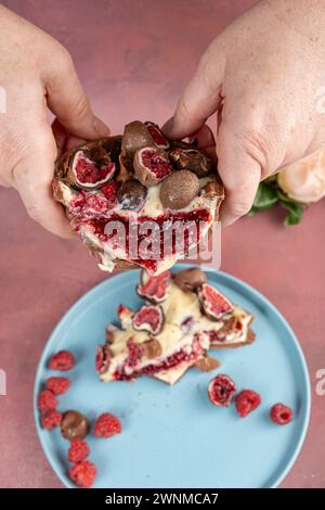 Uovo di Pasqua al cioccolato ripieno di tartufo brasiliano bianco e marmellata di lamponi, con spalmazione franui 13. Foto Stock